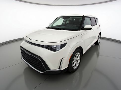 Used 2025 Kia Soul LX w/ LX Technology Package image 3