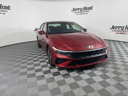Used 2025 Hyundai Elantra SEL image 8