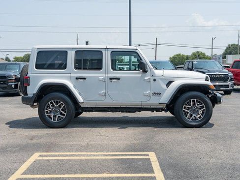 Certified 2025 Jeep Wrangler Unlimited Sahara AWD/4WD image 6