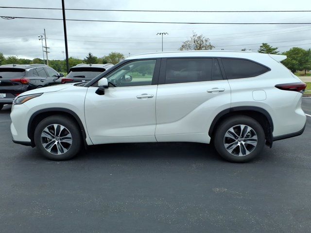 Used 2024 Toyota Highlander XLE AWD/4WD image 4