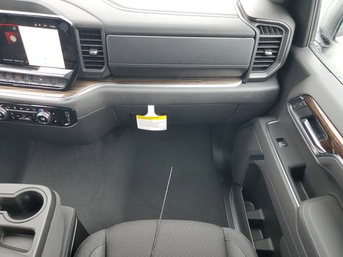 New 2025 GMC Sierra 1500 Elevation image 17