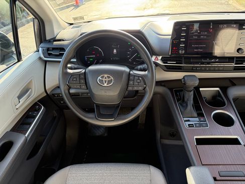 Used 2023 Toyota Sienna LE image 22