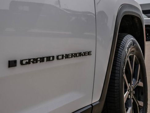 Used 2024 Jeep Grand Cherokee Altitude image 10