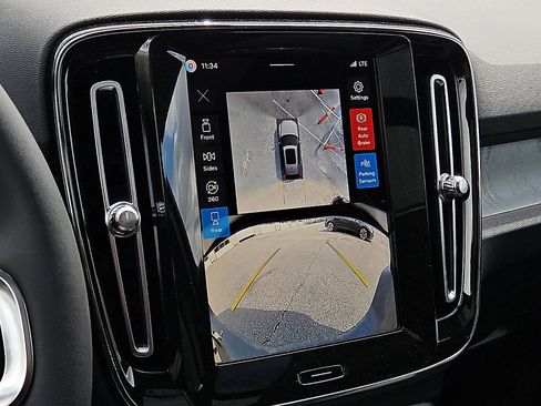 New 2026 Volvo XC40 B5 Plus w/ Climate Package AWD/4WD image 16