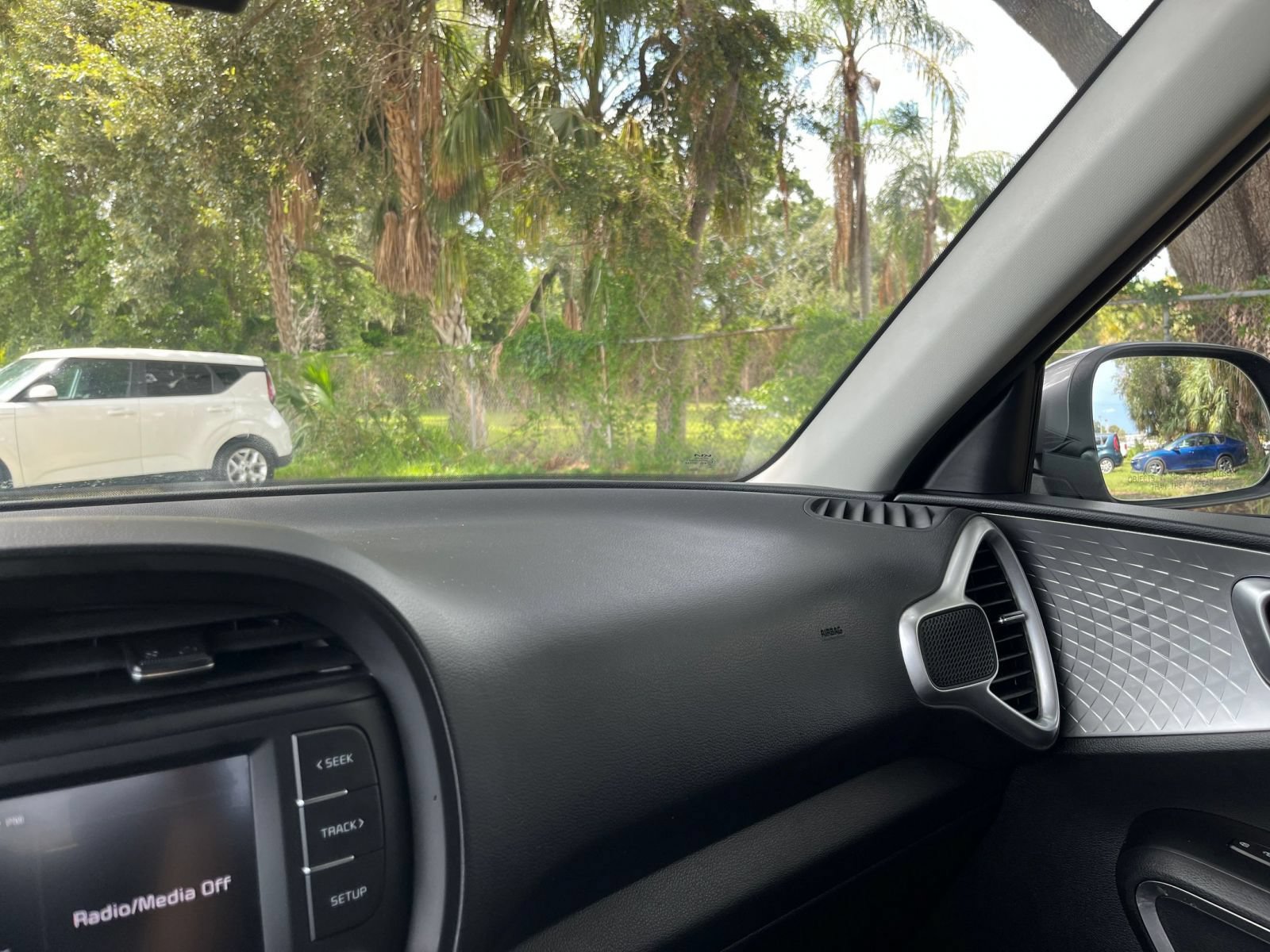 Used 2025 Kia Soul LX w/ LX Technology Package FWD image 32