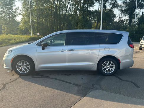 Used 2024 Chrysler Pacifica Touring-L FWD image 2