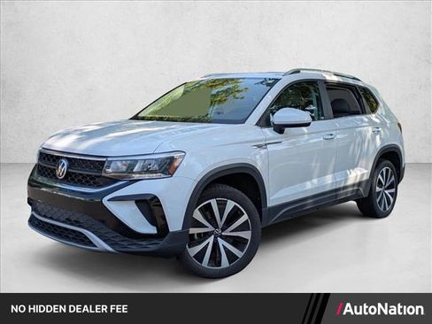 Used 2022 Volkswagen Taos SE FWD image 1