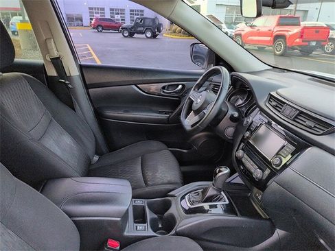 Used 2018 Nissan Rogue SV image 10