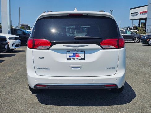 Used 2017 Chrysler Pacifica Limited FWD image 4