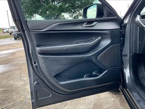 Used 2025 Jeep Grand Cherokee Laredo X w/ Luxury Tech Group I RWD image 17