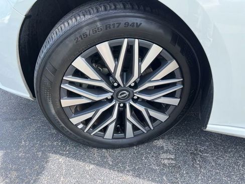 Used 2025 Nissan Altima 2.5 SV FWD image 11