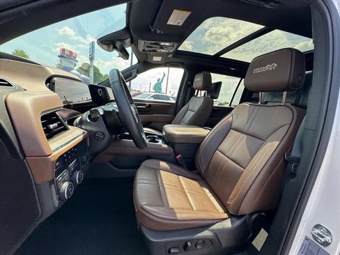 Used 2025 Chevrolet Suburban High Country AWD/4WD image 19