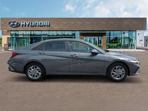 New 2025 Hyundai Elantra Hybrid FWD image 9