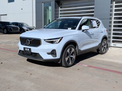 Used 2025 Volvo XC40 B5 Plus image 5