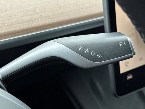 Used 2022 Tesla Model Y Long Range image 19