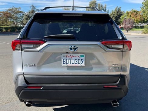 Used 2021 Toyota RAV4 XLE AWD/4WD image 4