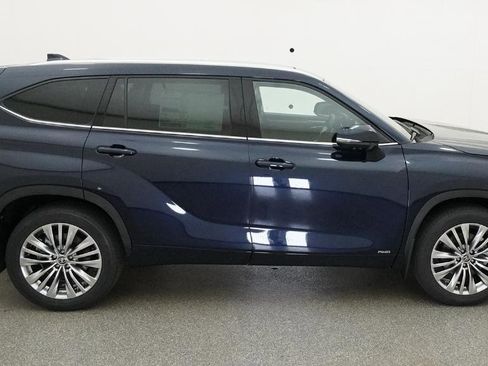 New 2026 Toyota Highlander Platinum image 16