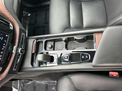 Used 2024 Volvo XC60 B5 Plus image 17