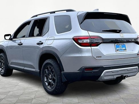Used 2025 Honda Pilot TrailSport image 5
