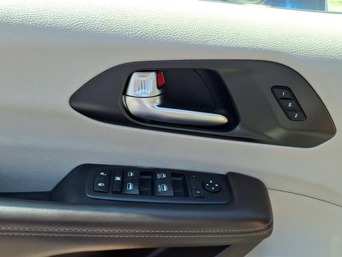 Used 2021 Chrysler Pacifica Touring-L image 15