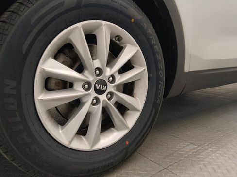 Used 2020 Kia Sorento FWD V6 image 31