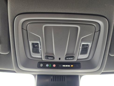 Used 2025 GMC Sierra 1500 Elevation image 40