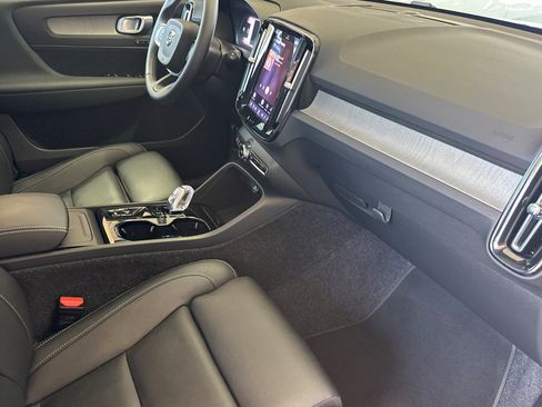 Certified 2025 Volvo XC40 B5 Plus AWD/4WD image 18