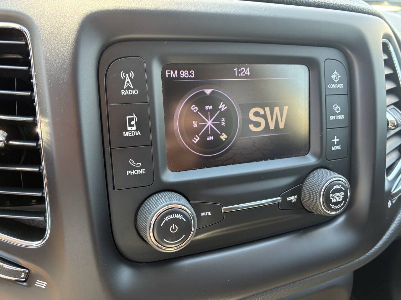 Used 2018 Jeep Compass Latitude w/ Safe & Security Group AWD/4WD image 17