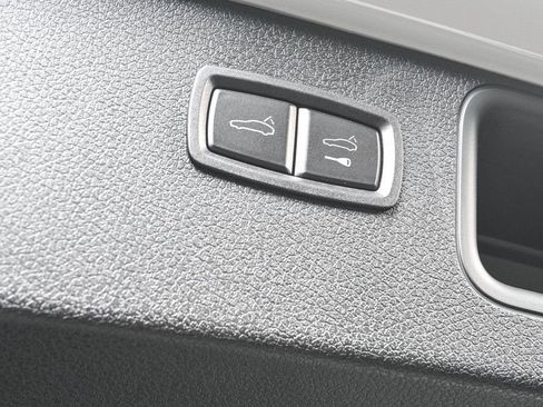 Certified 2025 Porsche Macan image 32