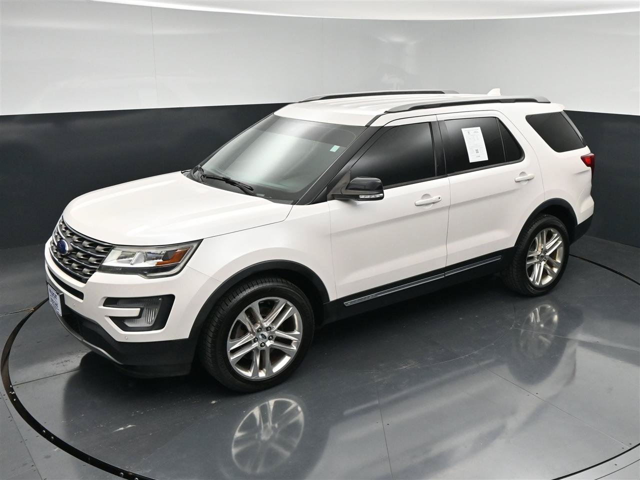 Used 2017 Ford Explorer XLT w/ Equipment Group 202A AWD/4WD image 19