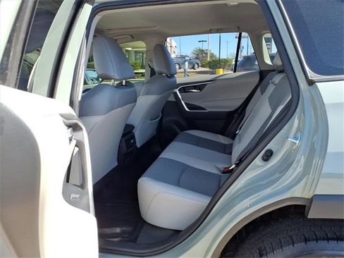 Used 2021 Toyota RAV4 XLE Premium image 17