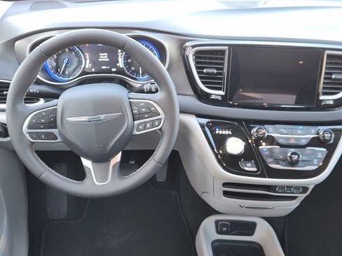 Used 2024 Chrysler Pacifica Touring-L FWD image 24