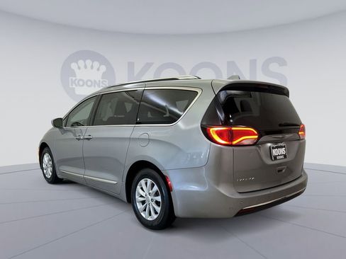 Used 2019 Chrysler Pacifica Touring-L image 4