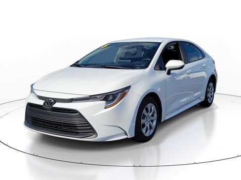 Used 2025 Toyota Corolla LE FWD image 3