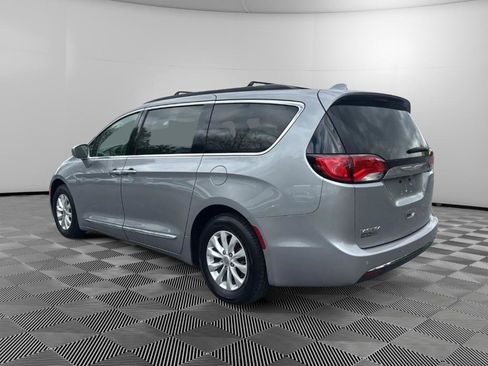 Used 2017 Chrysler Pacifica Touring-L FWD image 3