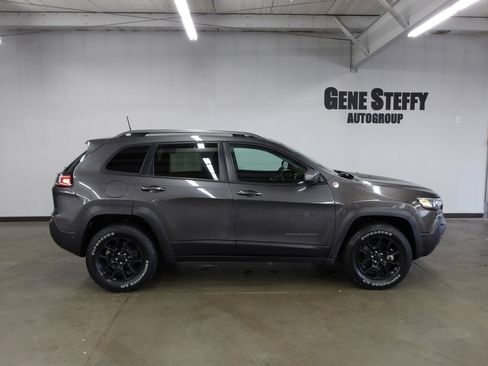 Used 2020 Jeep Cherokee Trailhawk AWD/4WD image 3