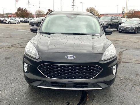 Used 2020 Ford Escape Titanium image 2