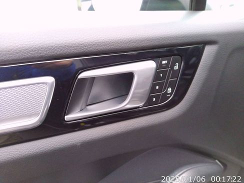 Used 2023 Porsche Cayenne Platinum Edition image 30