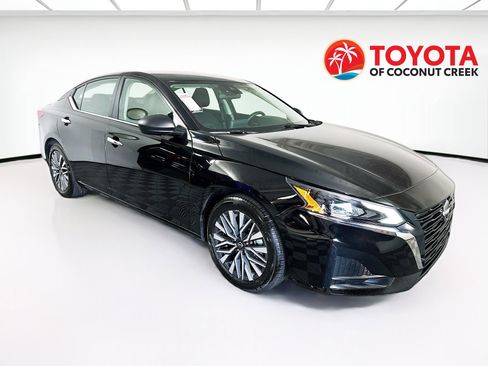 Used 2024 Nissan Altima 2.5 SV FWD image 1