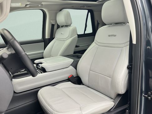 Used 2025 Ford Expedition Platinum w/ Driver's Package AWD/4WD image 16