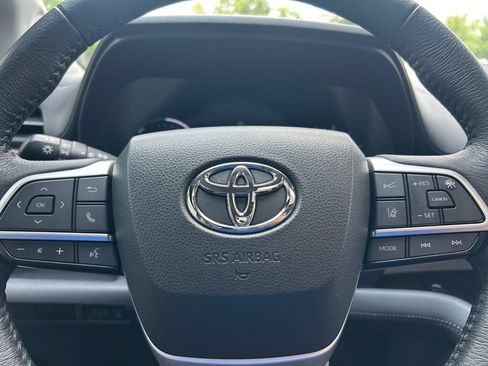 Used 2022 Toyota Sienna XLE w/ XLE Plus Package FWD image 26