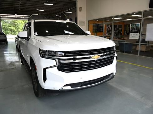 Used 2021 Chevrolet Suburban LT w/ Luxury Package AWD/4WD image 3