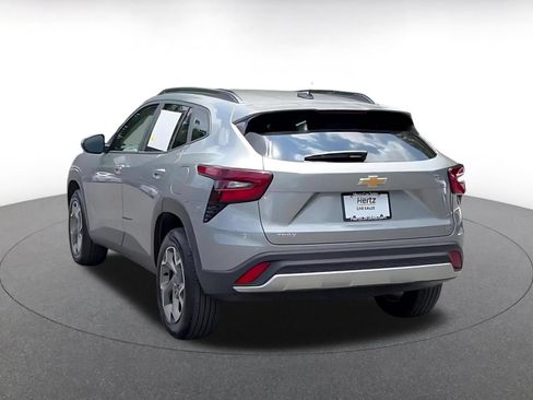 Used 2025 Chevrolet Trax LT w/ LT Convenience Package FWD image 9