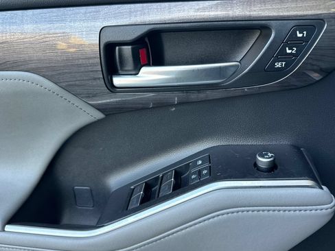 Used 2020 Toyota Highlander Platinum FWD image 11