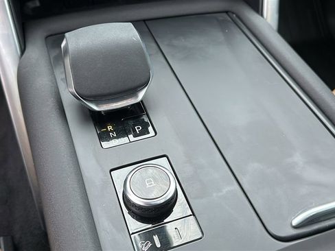 Certified 2025 Land Rover Discovery Metropolitan Edition image 18