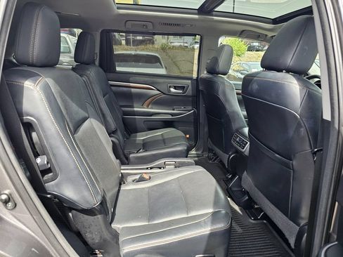 Used 2015 Toyota Highlander Limited Platinum AWD/4WD image 12