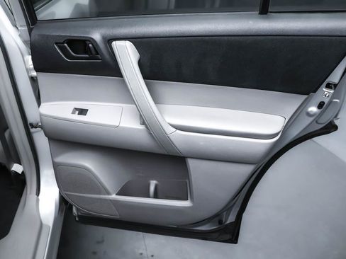 Used 2013 Toyota Highlander Plus w/ Cold Weather Pkg image 21