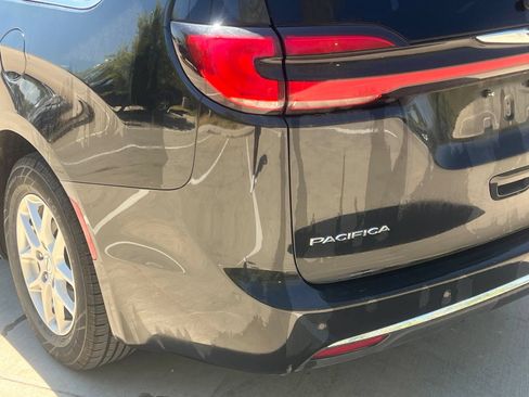 Used 2023 Chrysler Pacifica Touring-L FWD image 12