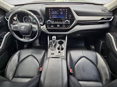 Used 2022 Toyota Highlander XLE FWD image 18