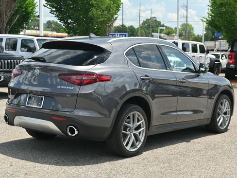 Used 2018 Alfa Romeo Stelvio AWD image 9